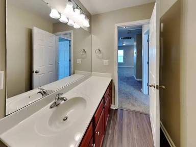 Main picture of 910 Lehman St