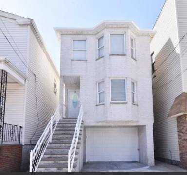 Main picture of 14 W 10th St