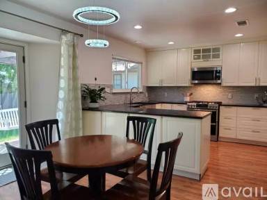 Main picture of 901 Spring Tree St
