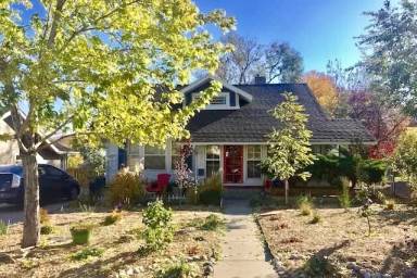 Main picture of 3070 S Pennsylvania St