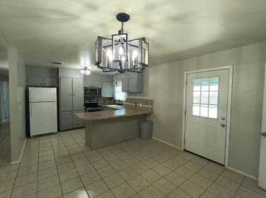 Main picture of 3301 S Oxford Dr