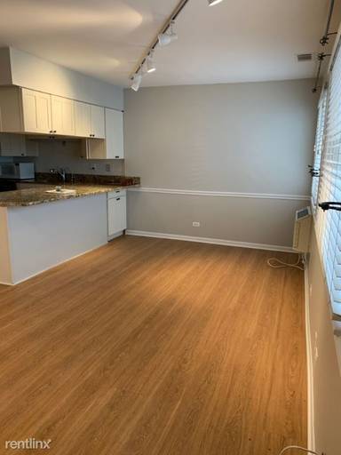 Main picture of 707 W Diversey Pkwy
