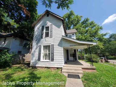 Main picture of 904 W 1st St