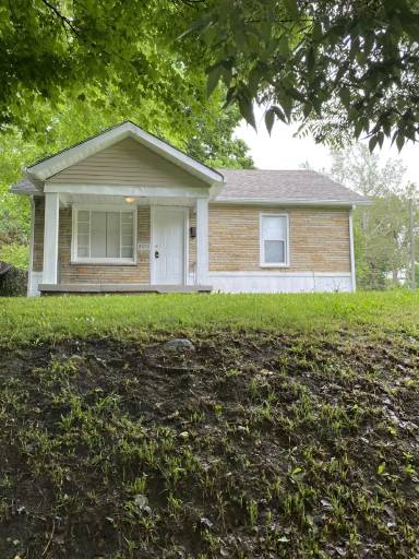 Main picture of 2373 N Oxford St