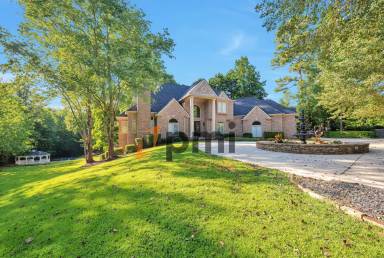 Main picture of 3 Woodlawn Dr NE