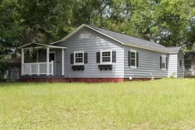 Main picture of 2800 E Gonzalez St