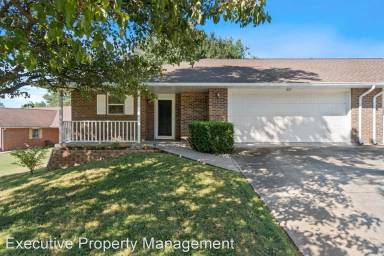 Main picture of 825 Eastview Ct