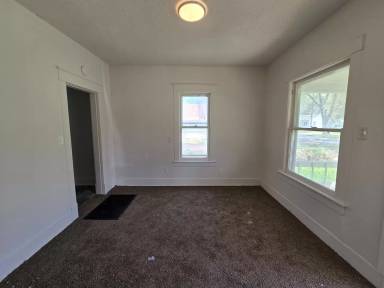 Main picture of 727 NE Winfield Ave