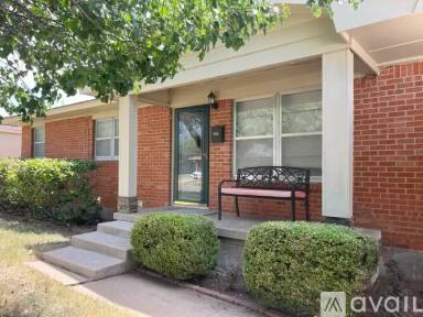 Main picture of 104 SW 45th St