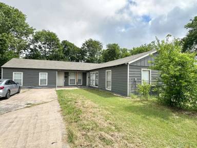 Main picture of 1719 Walton Walker Dr