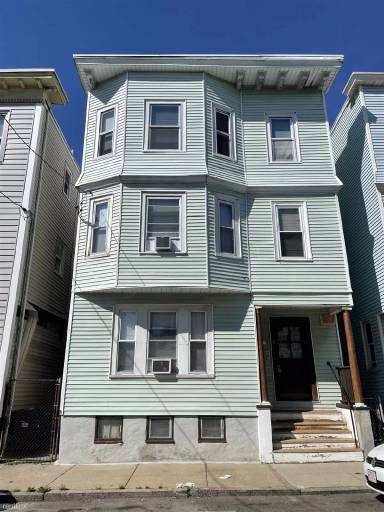 Main picture of 2 Buttonwood St