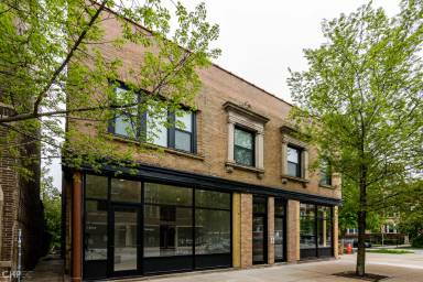 Main picture of 1923 W Montrose Ave