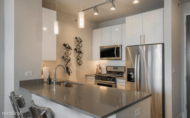 Main picture of 723 S Wells St