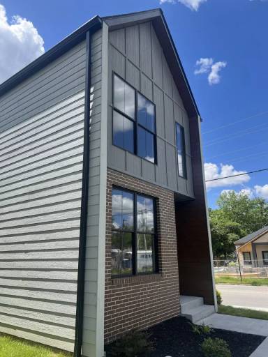 Main picture of 202 E Schwarz St