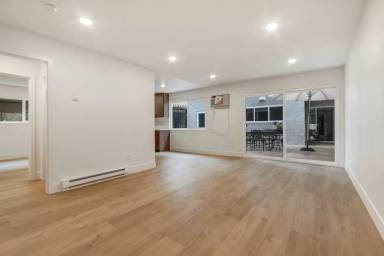 Main picture of 930 N Martel Ave