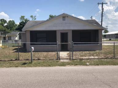 Main picture of 2401 Everett St