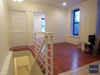 Main picture of 217 E 82nd St
