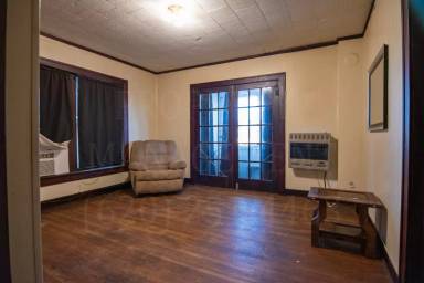 Main picture of 405 W 5th St