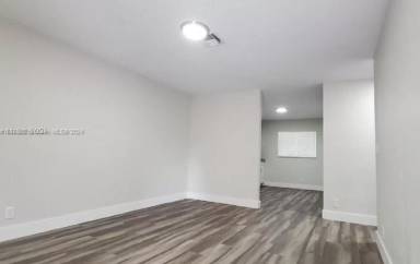 Main picture of 450 SW 2nd St