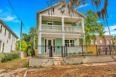 Main picture of 117 W 3rd St