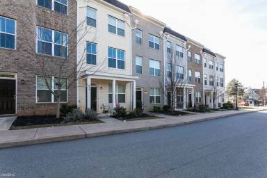 Main picture of 866 Estes St