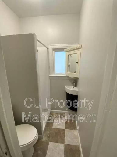Main picture of 615 W White St