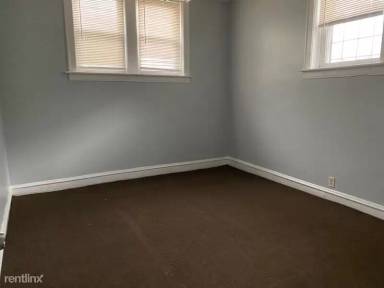 Main picture of 7549 S Kenwood Ave