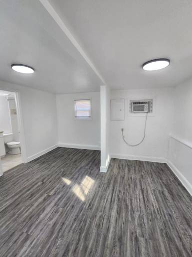 Main picture of 409 Poinsettia Rd