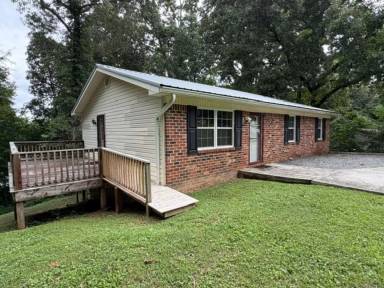 Main picture of 4040 Lynncrest Dr NE