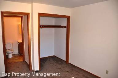 Main picture of 900 E Jefferson St