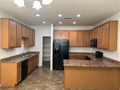 Main picture of 957 S Almira Ave
