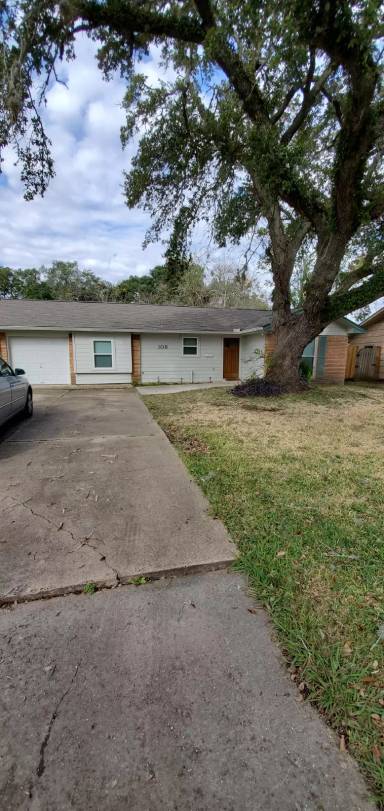 Main picture of 108 Pin Oak St