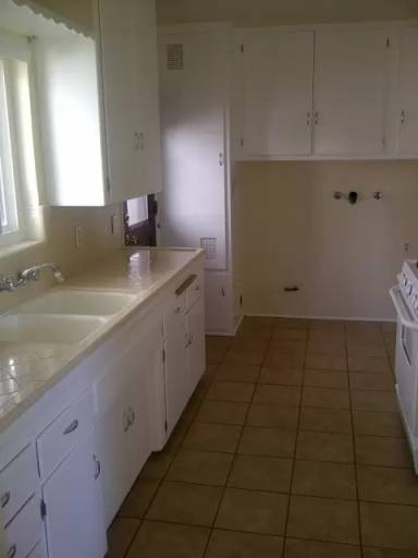 Main picture of 570 W 18th St