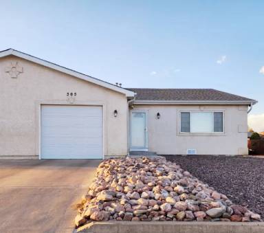 Main picture of 305 E Larchmont Dr