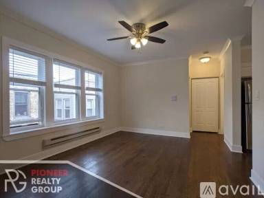 Main picture of 648 W Roscoe St