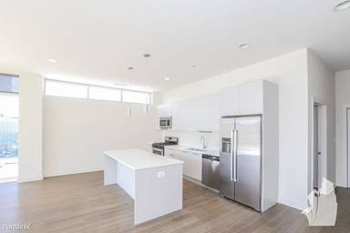 Main picture of 858 N Franklin St