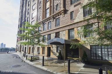 Main picture of 444 W 52nd St