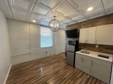 Main picture of 123 W 7th St