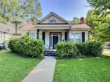 Main picture of 2102 Saint Charles Ave