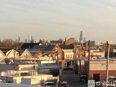 Main picture of 4037 W Roscoe St