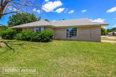 Main picture of 2412 Crystal Dr