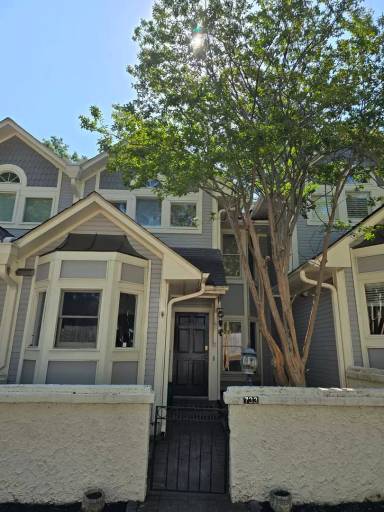 Main picture of 733 Victorian Pl