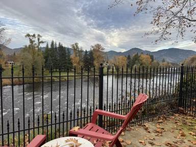 Main picture of 1860 Rogue River Hwy