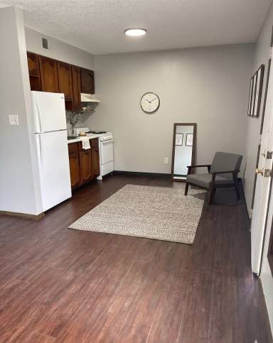 Main picture of 120-130 Sherwood Ct