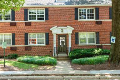 Main picture of 105 N George Mason Dr