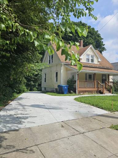 Main picture of 415 Lake St