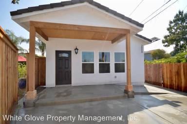 Main picture of 200 N Harrington Dr