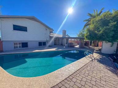 Main picture of 910 E La Jolla Dr