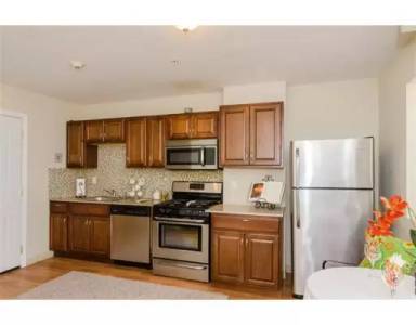 Main picture of 215 Saratoga St