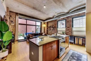 Main picture of 1910 S Indiana Ave